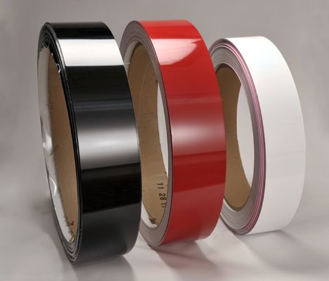 Czerwone cewki aluminiowe są używane w kanałach litery fabrykacji pleców i ścian bocznych