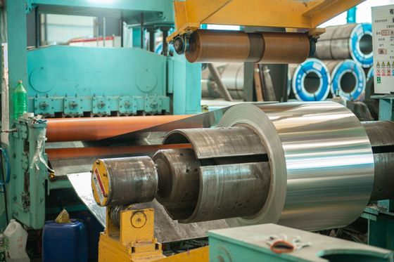 Węzeł aluminiowy do materiałów dachowych i ściennych