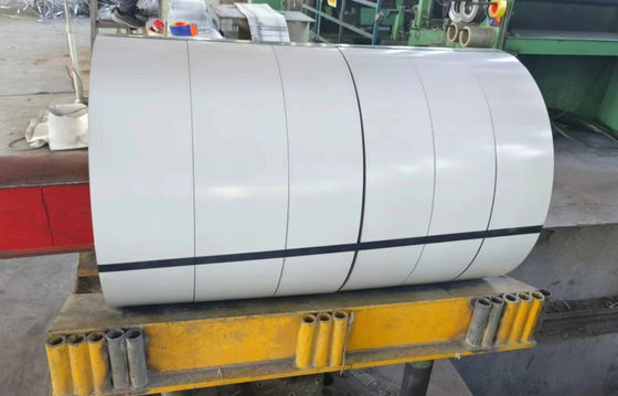 Taśma aluminiowa powlekana wstępnie ze stopu aluminium 3003. Cewka aluminiowa powlekana na wysoki połysk w kolorze białym, stosowana do aluminium z listwą kanałową