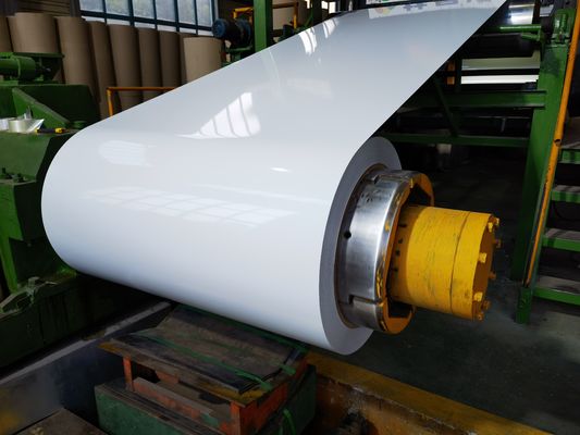 Stop aluminiowy 3105 Biały kolor grubość 26 gauge PE Farba pre-malarska Aluminiowa cewka używana do produkcji rynny aluminiowej