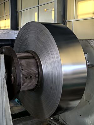Cewka aluminiowa wstępnie lakierowana o grubości 0,09 mm i szerokości 45 mm do produkcji taśmy wentylacyjnej do kalenicy rolowanej