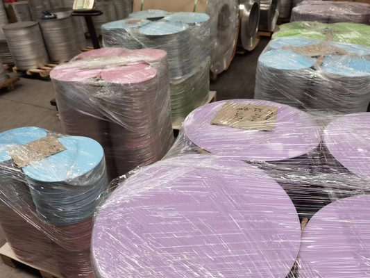 Stop 1060 H24 Grubość 0,70 mm Średnica 440 mm Wstępnie malowane krążki aluminiowe Kręgi aluminiowe do oznakowania fasad
