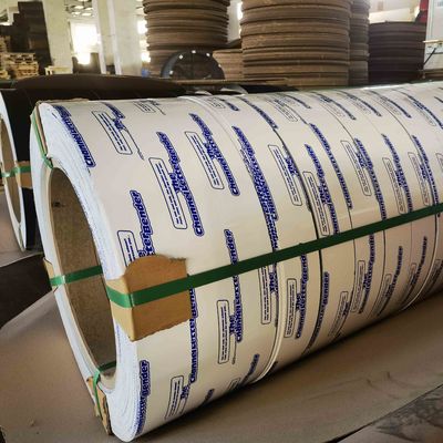 Wysoko błyszcząca biała cewka aluminiowa pokryta kolorem (0,4-0,8 mm grubości, powłoka PE) do dekoracji wnętrz i wykończeń mebli