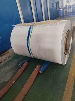 Do osłony tarasu Stop 3105 H24 o grubości 0,75 mm 22 Gauge Kolor biały Odporna na uderzenia, wstępnie malowana cewka aluminiowa z farbą Pvdf