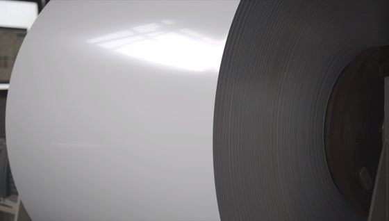 Biała / biała blacha aluminiowa powlekana kolorem RAL 9010 w cewce 3105 H44 do produkcji rynien lub rur spustowych