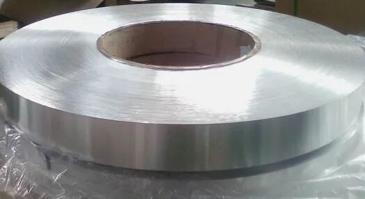 Grubość 0,10 mm i szerokość 45 mm Malowana cewka z folii aluminiowej do produkcji taśm wentylacyjnych z rolkami kalenicowymi